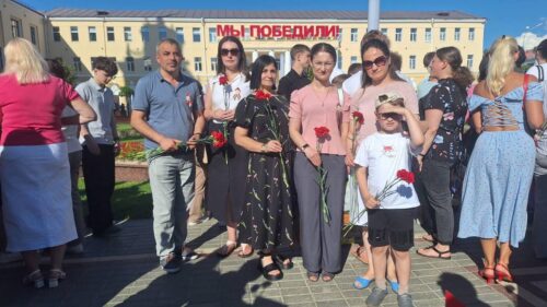 Сотрудники открытого акционерного общества "Гомельоблавтотранс" возложили цветы к памятнику Константина Рокоссовского.